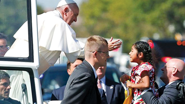 സുരക്ഷാവലയം ഭേദിച്ച് പോപ്പിനുമുന്നില്‍ അഞ്ചുവയസ്സുകാരി സോഫിയ