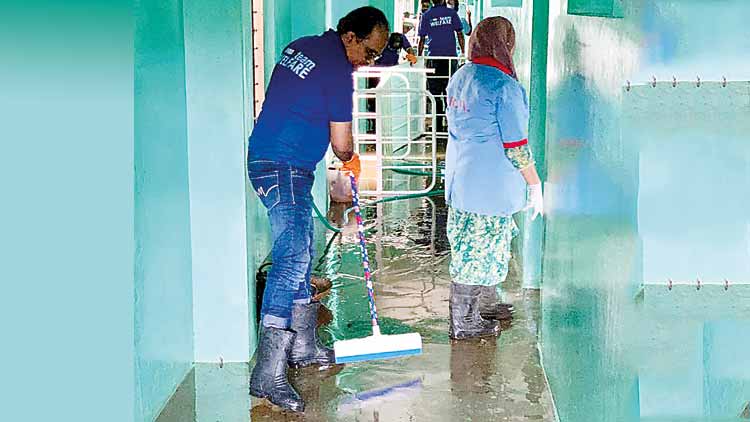 ദു​രി​താ​ശ്വാ​സ​വു​മാ​യി  പ്ര​വാ​സി യു.​എ.​ഇ​യും