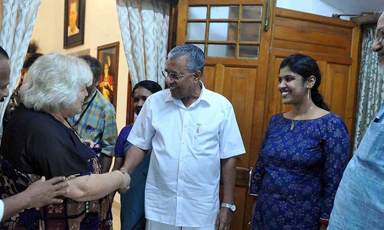 ചെഗുവേരയു​െട മകൾ പിണറായിയെ കണ്ടു