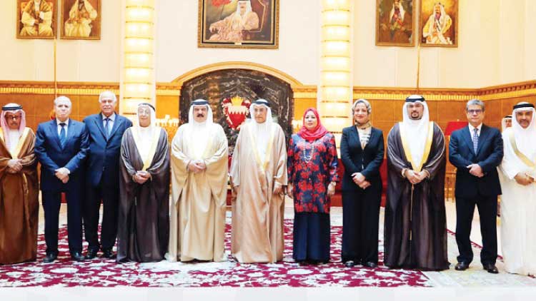 ഹമദ്​ രാജാവിനെ ബി.ആർ.സി.എസ് പുതിയ ചെയർമാനും ബോർഡ്​ അംഗങ്ങളും സന്ദർശിച്ച​ു