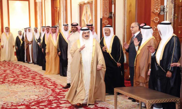 മുഹറഖ് നിവാസികളെ ഹമദ് രാജാവ് സ്വീകരിച്ചു