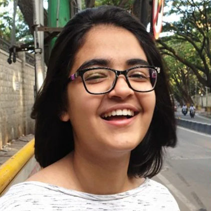 കാക്കകളും പൂച്ചകളും പൂക്കളും മനുഷ്യരും ചേര്‍ന്ന പൂക്കളം