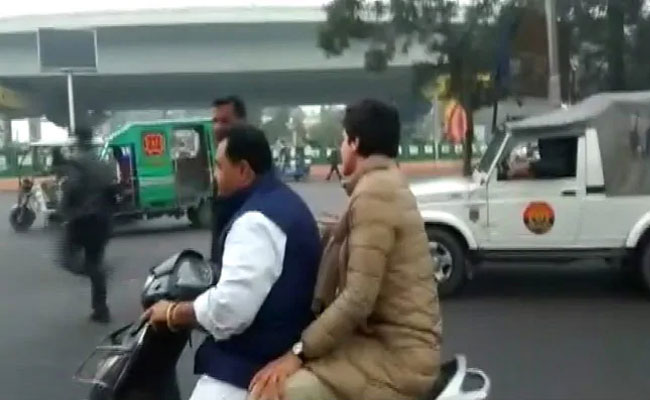 ഹെൽമെറ്റ്​ ഇട്ടില്ല; പ്രിയങ്ക ഗാന്ധിക്കും സ്​കൂട്ടർ ഉടമക്കും പിഴ