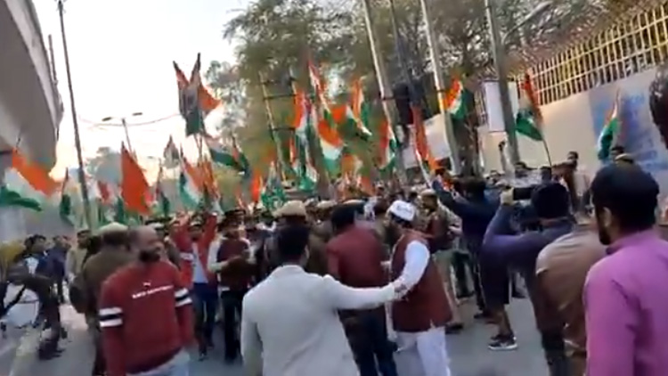 ‘രാജ്യത്തെ ഒറ്റുകൊടുത്തവരെ വെടിവെക്കൂ...’; ജാമിഅയിലേക്ക് പ്രതിഷേധം, സംഘർഷാവസ്​ഥ