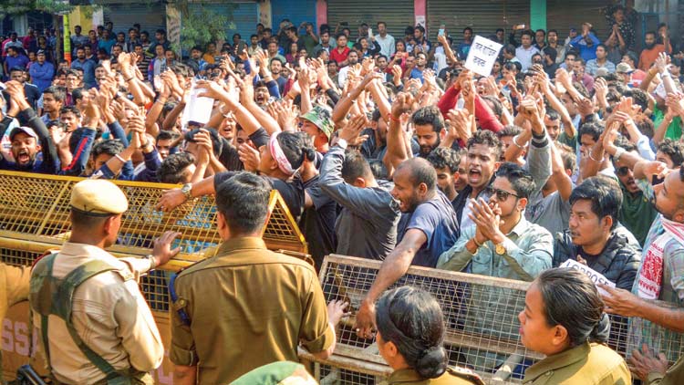 ഒ​രു നി​ഴ​ല്‍ലോ​കം പ​ട്ടാ​പ്പ​ക​ല്‍ ഞ​ങ്ങ​ള്‍ക്കു​മേ​ല്‍ ആ​വ​ര​ണം ചെ​യ്യു​ക​യാ​ണ്