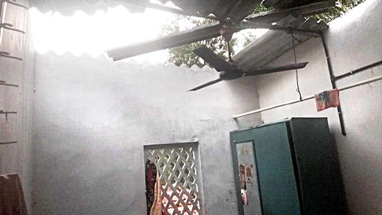 കാറ്റിൽ വ്യാപക നാശം റാ​ന്നി​യി​ൽ ഇ​രു​പ​ത്​ വീ​ടു​ക​ൾ​ക്ക് നാ​ശം