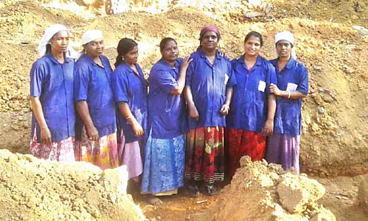 മേ​സ്​​തി​രി​പ്പ​ണി​യി​ലും തി​ള​ങ്ങി വ​നി​ത​ക​ൾ