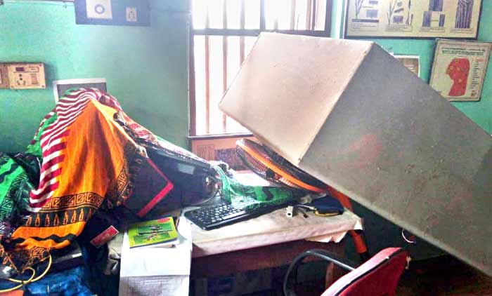 കിസാൻ സമ്മാൻ പദ്ധതി: അപേക്ഷകരുടെ തിക്കിത്തിരക്കിൽ അലമാര വീണ്​ കമ്പ്യൂട്ടർ തകർന്നു