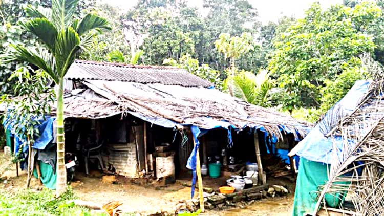 പട്ടികജാതി കുടുംബത്തി​െൻറ വീട്​ നിർമാണം  വില്ലേജ് ​അധികൃതർ തടസ്സപ്പെടുത്തുന്നതായി പരാതി