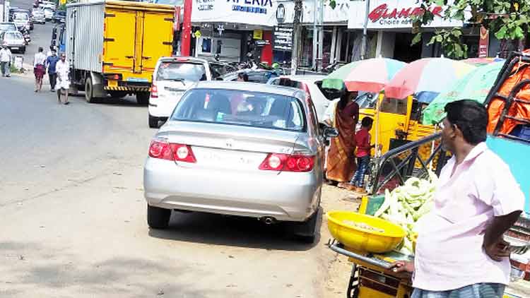 അടൂരില്‍ കാല്‍നടക്കാരും വാഹനയാത്രികരും വഴിയാധാരം