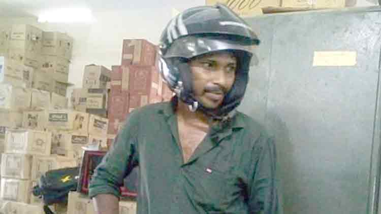 ഹെൽമറ്റ്​ ധരിച്ച്​ ബിവറേജസിൽ മദ്യം  മോഷ്​ടിക്കാനെത്തി; തിരിച്ചറിഞ്ഞപ്പോൾ  ഓടി രക്ഷപ്പെട്ടു