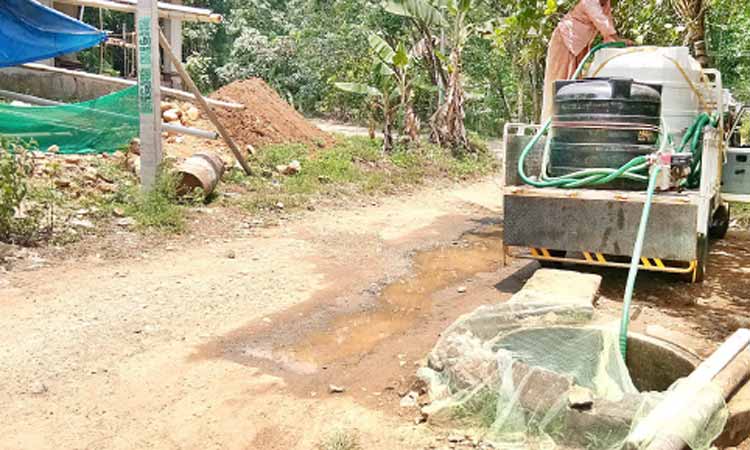 നാട്ടുകാർക്ക്​ ഭീഷണി​: വഴിയരികിൽ  വായ്​ തുറന്ന്​ കിണർ