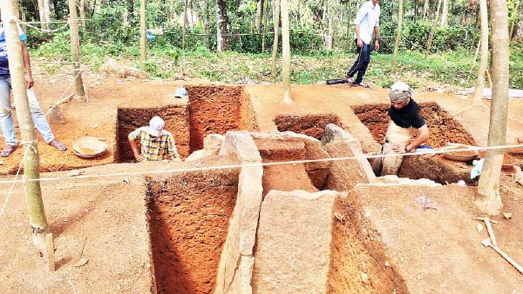 ഏനാദിമംഗലത്ത്​ മുനിയറകളുടെ ചരിത്രം തേടി ഉത്​ഖനനം തുടരുന്നു