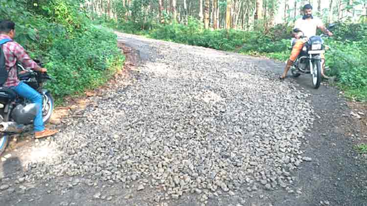 അപകടത്തിന്​ ഇടയാക്കി റോഡിൽ മെറ്റൽ