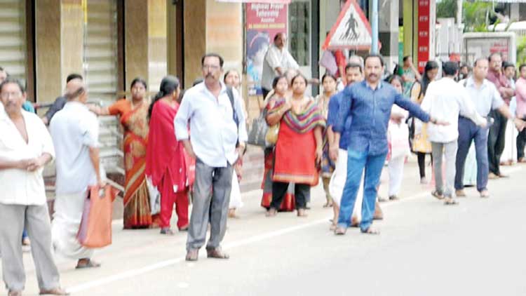 കാത്തിരിപ്പ്​ കേന്ദ്രങ്ങളില്ല; പന്തളത്ത്​ വെയിലും മഴയും സഹിച്ച്​ യാത്രക്കാർ
