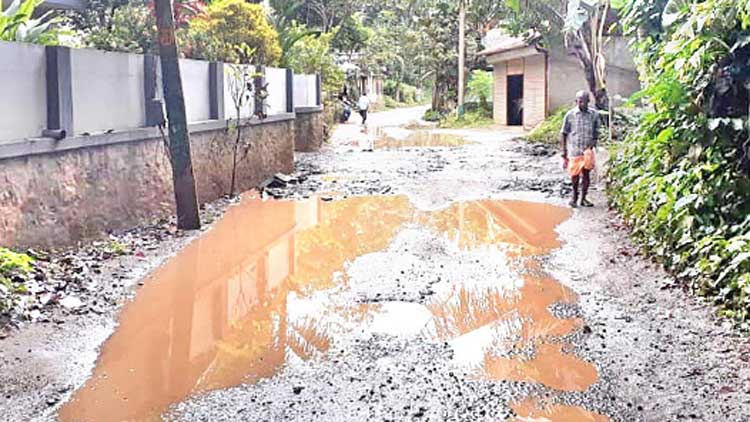 റോ​ഡുകൾ തകർന്നുതന്നെ