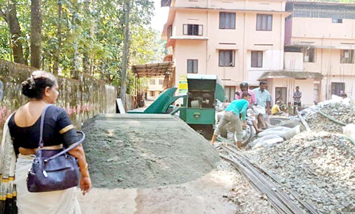 മൃഗാശുപത്രി വഴി അടച്ച്​ കെട്ടിട നിർമാണം ജനങ്ങളെ വലക്കുന്നു