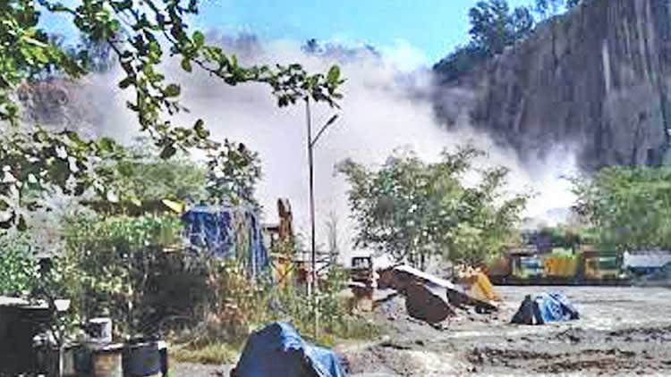 മലകളുടെ ചരമക്കുറിപ്പെഴുതുന്നത്​ രാഷ്​ട്രീയ, ഉദ്യോഗസ്​ഥ മാഫിയ