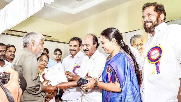 അര്‍ഹര്‍ക്ക് നിയമാനുസൃതമായി ലഭിക്കേണ്ട ഭൂമി നല്‍കും –മന്ത്രി ഇ. ചന്ദ്രശേഖരന്‍