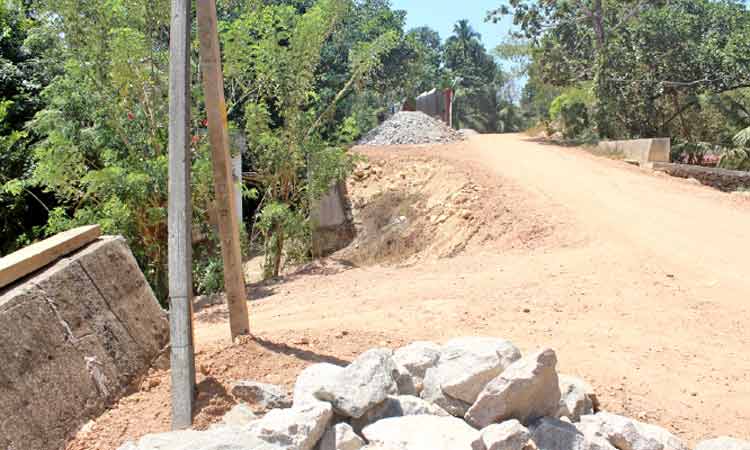 ഓ​േട്ടാ ഒാഫിസ് കടവ് പാലം ഇ​േപ്പാഴും ഉപയോഗശൂന്യം