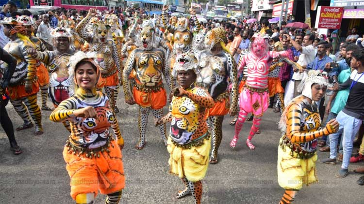 തൃശൂർ നഗരം കീഴടക്കി പുലികൾ