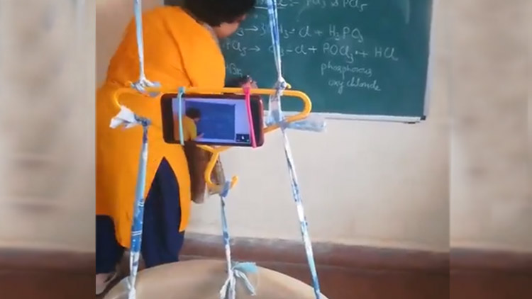 pune-teacher-viral-online-class