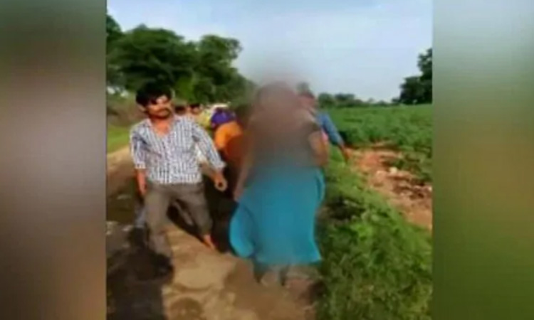 ഇതര ജാതിക്കാരനൊപ്പം ഒളിച്ചോടി; പെൺക​ുട്ടിയെ ബന്ധുക്കൾ മർദിച്ച്​ റോഡിലൂടെ നടത്തി