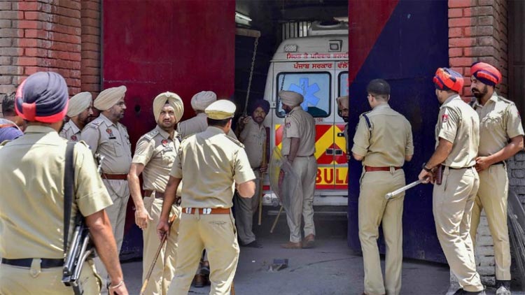 പഞ്ചാബിൽ കർഫ്യൂ പാസ് ചോദിച്ച പൊലീസുകാര​െൻറ കൈ വെട്ടി