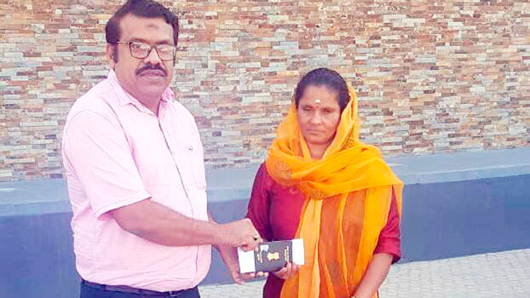 ദു​രി​ത​ക്ക​യ​ത്തി​ൽ​നി​ന്ന് പു​ഷ്പ​മ്മ വി​മാ​നം ക​യ​റി