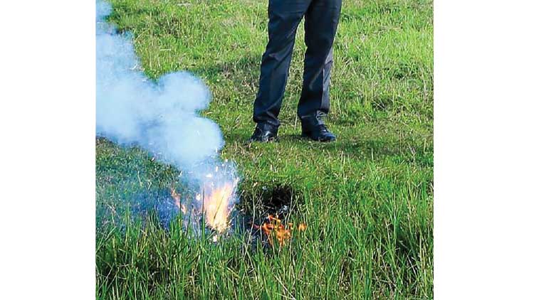 അലക്കുയന്ത്രത്തിൽനിന്ന്​ എയർ പിസ്​റ്റളും പടക്കങ്ങളും കണ്ടെടുത്തു