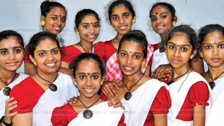 സങ്കടമല കടന്നു, നെഞ്ചിൽ വഞ്ചിപ്പാട്ടിന്‍റെ ഈരടികളുമായി VIDEO