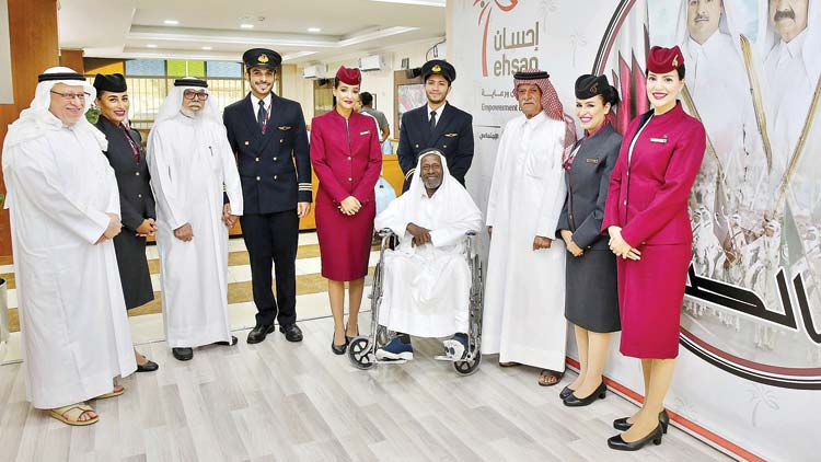 ആ​കാ​ശ​ത്തുനി​ന്ന്​ അ​വ​രെ​ത്തി;  ഉ​​പ്പൂ​​പ്പ​​മാ​​ർ​ക്ക്​ സ​മ്മാ​ന​ങ്ങ​ളു​മാ​യി