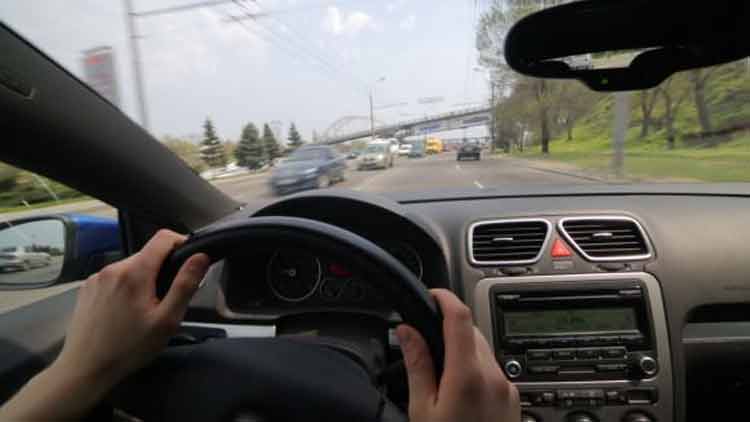 കാറിൽ നാലുപേർക്ക്​ യാത്ര ചെയ്യാം