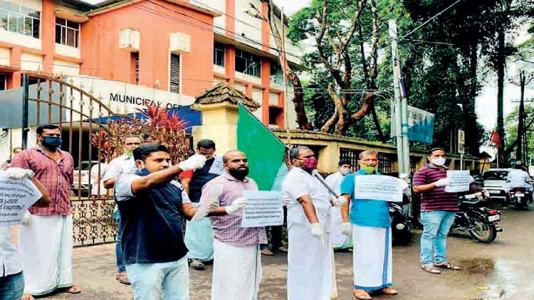 ക്വാറൻറീൻ കേന്ദ്രത്തിൽ തളര്ന്നുവീണ് ചികിത്സ ലഭിക്കാന് വൈകിയെന്ന്; പ്രവാസി യുവാവിൻെറ മരണത്തിൽ പ്രതിഷേധം ക്വാറൻറീൻ കേന്ദ്രത്തിൽ തളര്ന്നുവീണ് ചികിത്സ ലഭിക്കാന് വൈകിയെന്ന്; പ്രവാസി യുവാവിൻെറ മരണത്തിൽ പ്രതിഷേധം