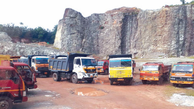 രേ​ഖ​ക​ളി​ല്ലാ​തെ പാ​റ ക​ട​ത്ത​ൽ; ഒ​മ്പ​ത് ലോ​റി​ക​ൾ പി​ടി​കൂ​ടി