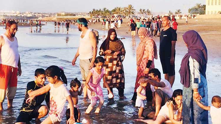 അവധി ദിനങ്ങൾ ആഘോഷമാക്കി സ്വദേശികളും വിദേശികളും