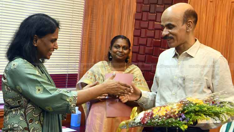 ആദ്യ വനിതാ ഡി.ജി.പിയായി ശ്രീലേഖ ചുമതലയേറ്റു