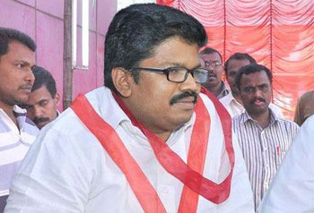 പ്ലക്കാര്‍ഡുമായി നടുത്തളത്തില്‍; രാഗേഷിനെ കുര്യന്‍ തിരിച്ചോടിച്ചു