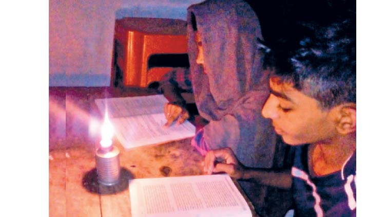 ടി.​വി​യി​ൽ ക്ലാ​സ് തു​ട​ങ്ങു​മ്പോ​ൾ റ​ഹീ​സും റ​മീ​സ​യും ഇ​രു​ട്ടി​ലാ​ണ്