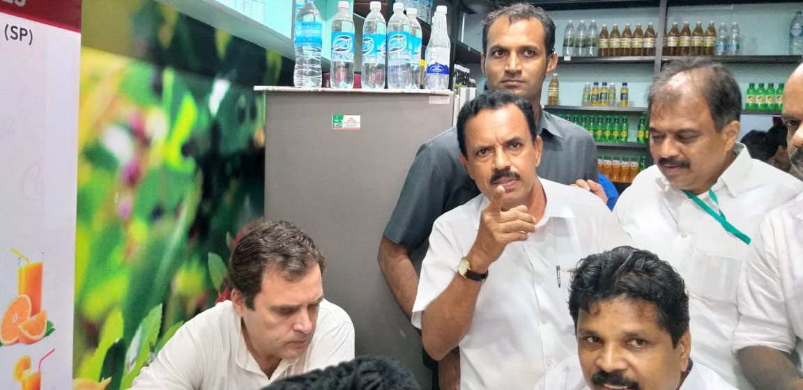 rahul gandhi at a tea-shop in wayanad