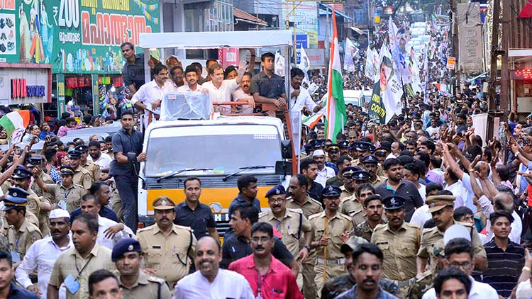 ജനാരവങ്ങളിൽ പെയ്​തിറങ്ങി രാഹുൽ