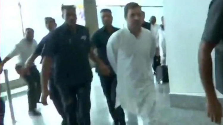 കശ്മീരിലെ ക്രൂര ഭരണസംവിധാനത്തിെൻറ രുചിയറിഞ്ഞു –രാഹുൽ ഗാന്ധി കശ്മീരിലെ ക്രൂര ഭരണസംവിധാനത്തിെൻറ രുചിയറിഞ്ഞു –രാഹുൽ ഗാന്ധി