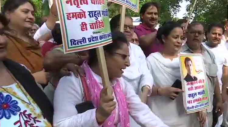 രാഹുൽ രാജിവെക്കരുത്​; ധർണയുമായി കോൺഗ്രസ്​ നേതാക്കൾ