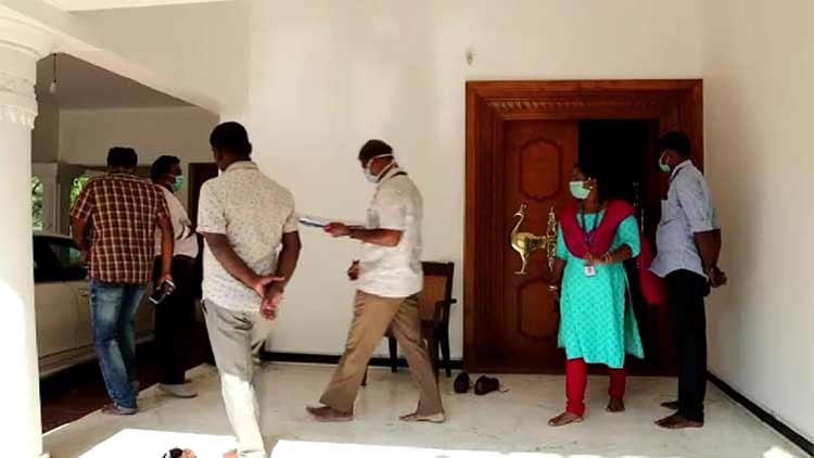 സുഭാഷ്​ വാസുവി​െൻറയും കൂട്ടാളികളുടെയും വീടുകളിൽ റെയ്​ഡ്