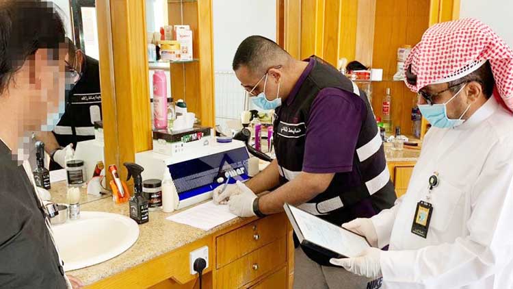 ക​ഫേ​ക​ളി​ലും ബാ​ർ​ബ​ർ  ഷോ​പ്പു​ക​ളി​ലും പ​രി​ശോ​ധ​ന