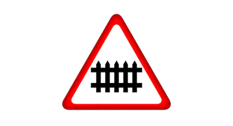 റെയിൽവേ ഗേറ്റ്​ തുറന്നുകിടക്കവെ എൻജിൻ കുതിച്ചെത്തി; ബസ്​ ഇടിയിൽനിന്നൊഴിവായത്​ തലനാരിഴക്ക്