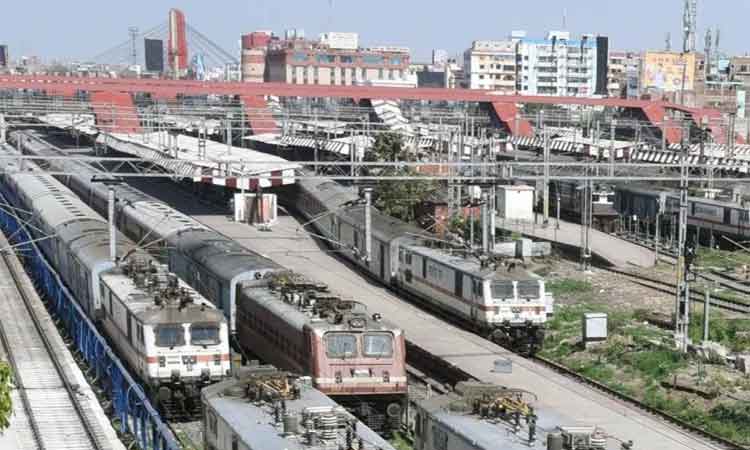 ട്രെയിൻ സർവിസ്​ പുനരാരംഭിക്കുന്നതിൽ തീരുമാനമായില്ല; പ​ച്ച​ക്കൊ​ടി ല​ഭി​ച്ചാ​ൽ 85 ശ​ത​മാ​നം ട്രെ​യി​നു​ക​ളും ഓടിക്കും
