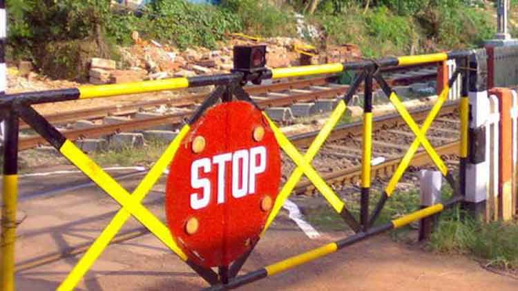 ട്രെയിൻ പോകാനായി അടച്ച റെയിൽവേ ഗേറ്റിൽ കാർ ഇടിച്ചുകയറി