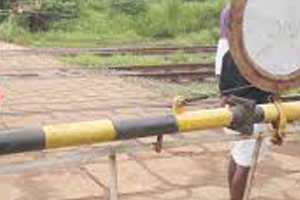 ചങ്ങനാശേരിയില്‍ റെയില്‍വേ ഗേറ്റില്‍ പിക്കപ്പ് വാന്‍ ഇടിച്ചുകയറി