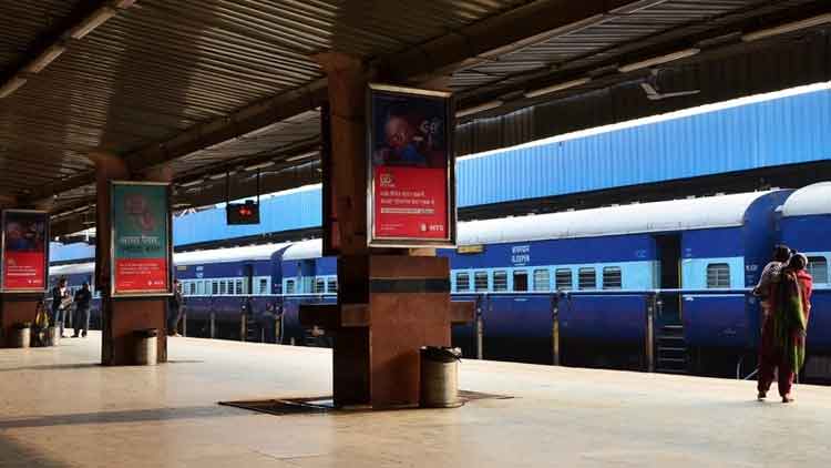 അമ്മയും നാല് വയസ്സുകാരിയും അന്തിയുറങ്ങുന്നത് റെയിൽവേ സ്​റ്റേഷനിൽ